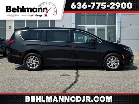 Used 2023 Chrysler Pacifica Touring-L FWD image 1
