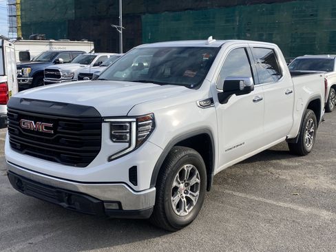 Used 2022 GMC Sierra 1500 SLT w/ SLT Convenience Package image 2