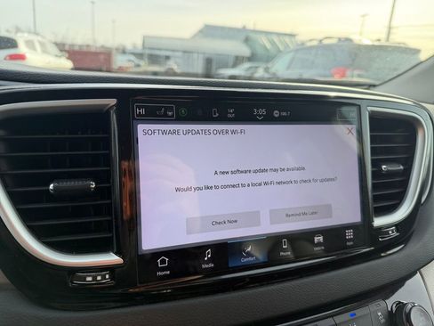 Used 2023 Chrysler Pacifica Touring-L image 18