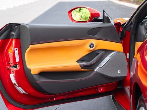 Used 2019 Ferrari Portofino RWD image 34