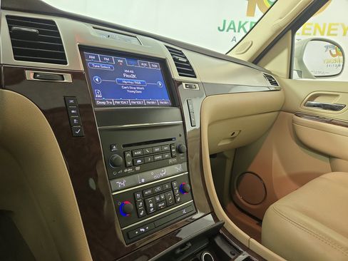 Used 2014 Cadillac Escalade ESV Premium image 25