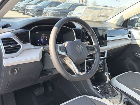 New 2026 Volkswagen Taos SE FWD image 10