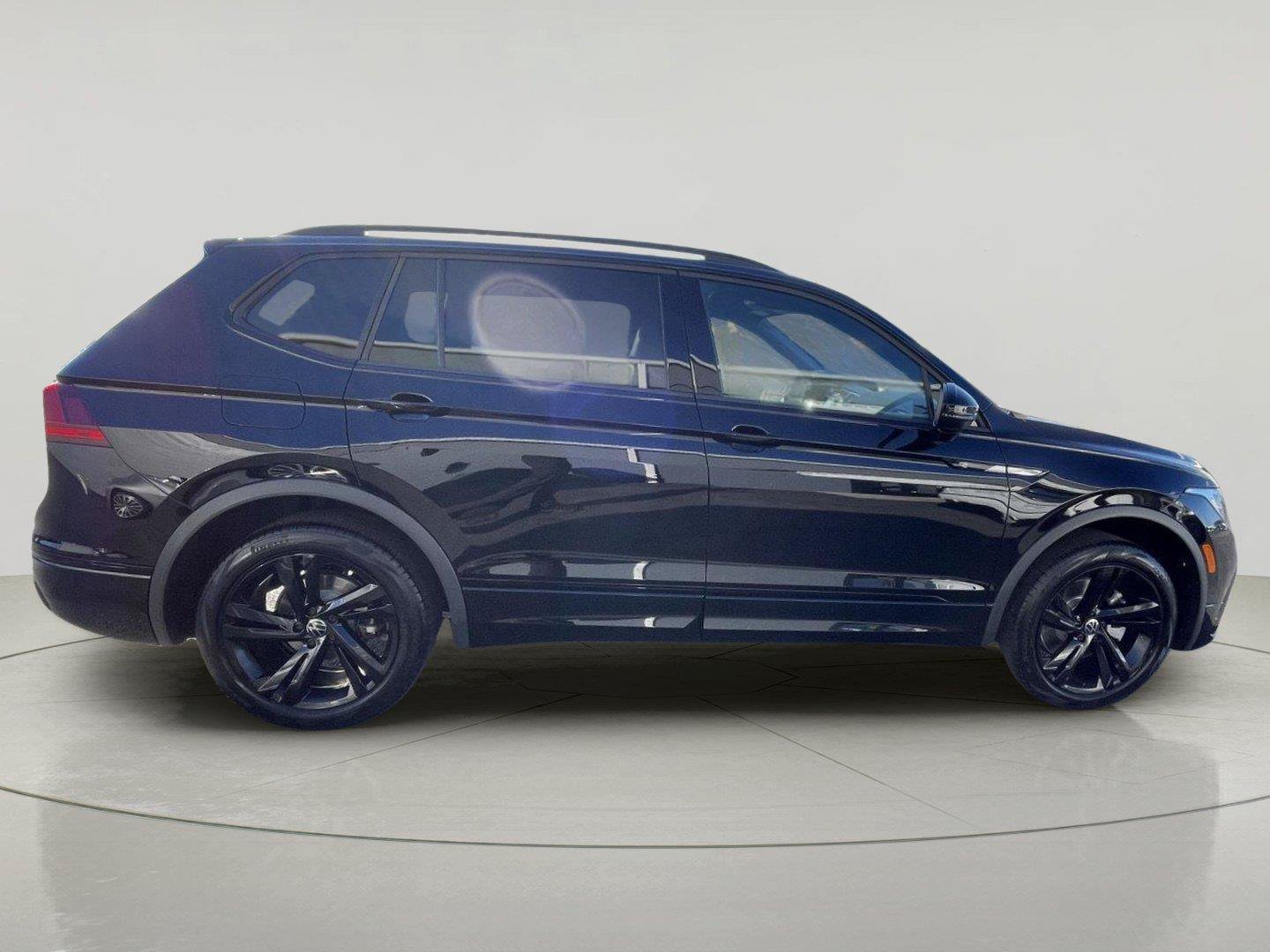 Used 2024 Volkswagen Tiguan SE R-Line AWD/4WD image 8