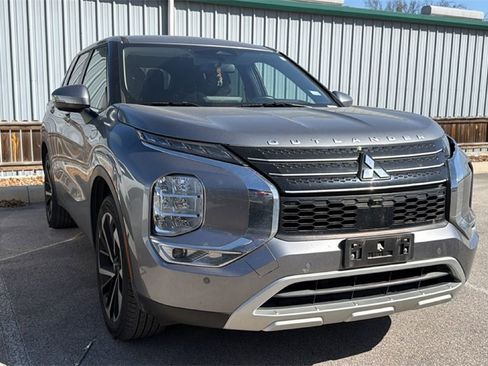 Used 2022 Mitsubishi Outlander SE image 3