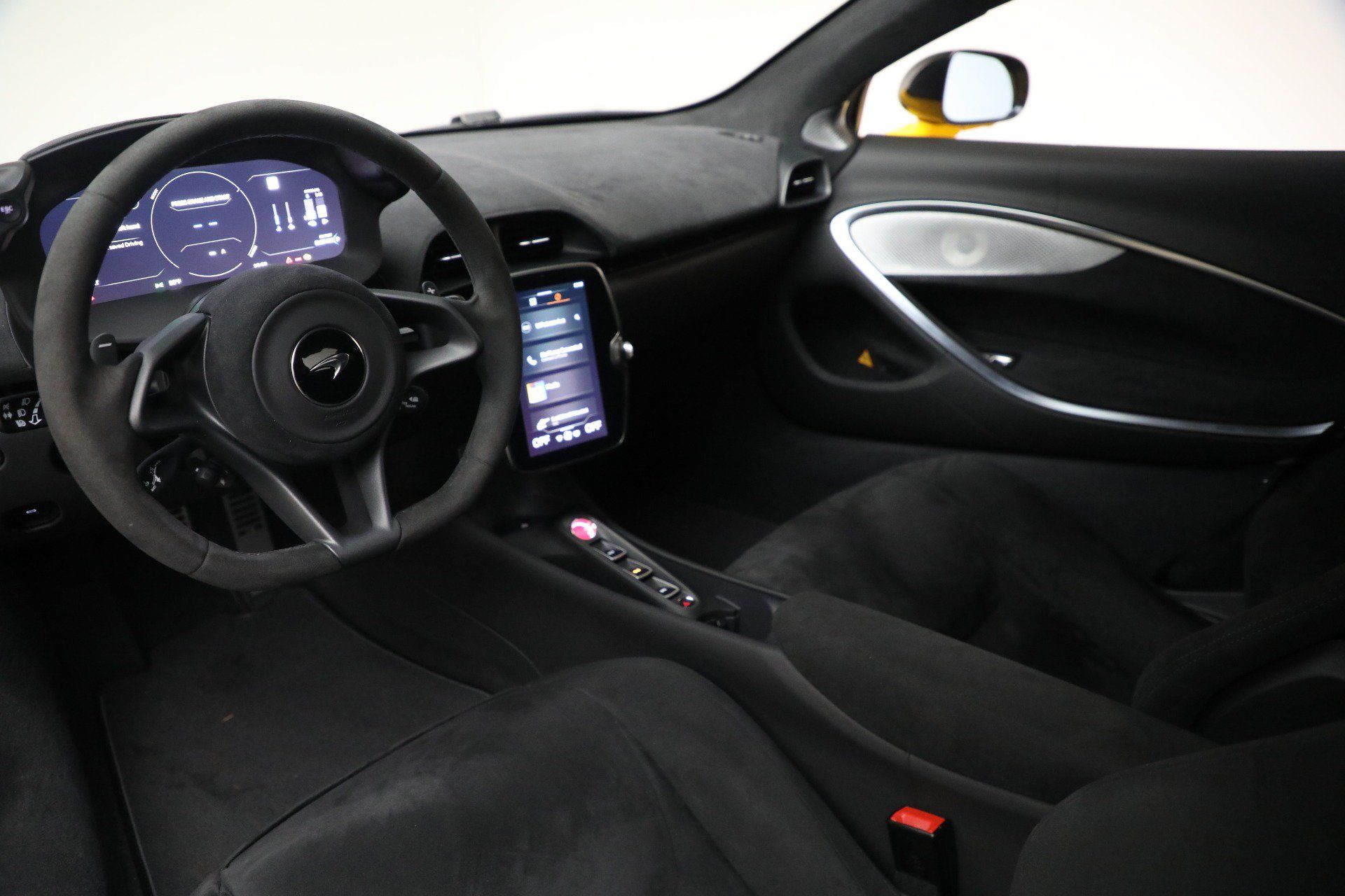 Used 2024 McLaren Artura RWD image 23