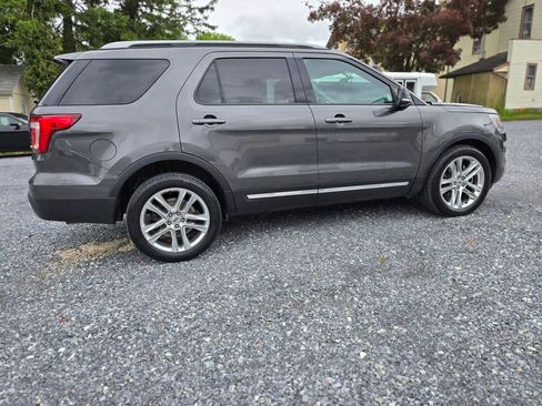 Used 2017 Ford Explorer XLT w/ Equipment Group 202A AWD/4WD image 3