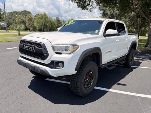 Used 2018 Toyota Tacoma TRD Off-Road AWD/4WD image 10