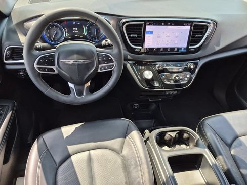 Used 2025 Chrysler Pacifica Select FWD image 26