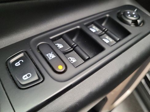 Used 2016 Jeep Renegade Limited image 27