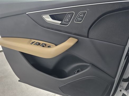 Used 2025 Audi Q8 Premium w/ Convenience Package image 26