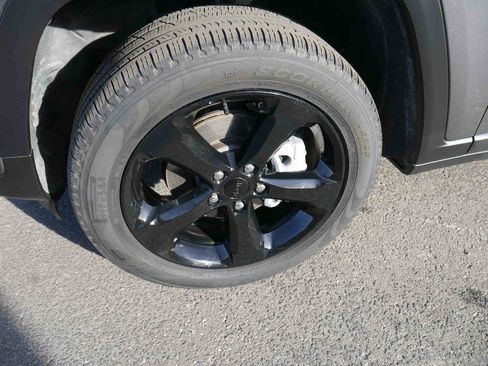 Used 2023 Jeep Grand Cherokee Limited w/ Black Appearance Package image 11