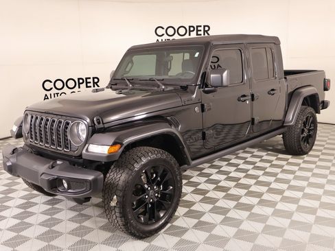 Used 2025 Jeep Gladiator Sport AWD/4WD image 9