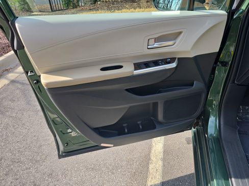 Used 2021 Toyota Sienna XLE image 29