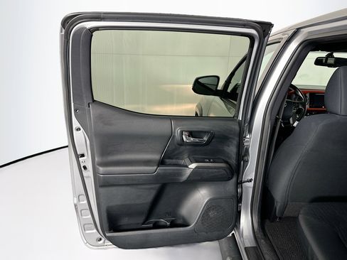 Used 2016 Toyota Tacoma TRD Off-Road image 25