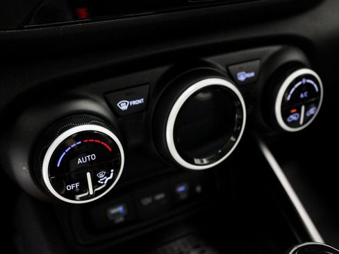 Certified 2025 Hyundai Venue Limited FWD image 32