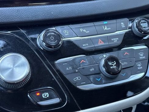 Used 2022 Chrysler Pacifica Touring-L FWD image 32