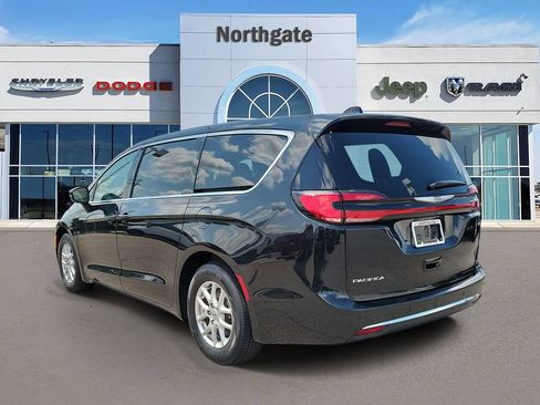 Used 2023 Chrysler Pacifica Touring-L FWD image 3