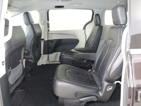 Used 2017 Chrysler Pacifica Touring-L image 46