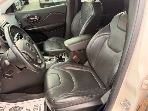 Used 2019 Jeep Cherokee Trailhawk AWD/4WD image 9