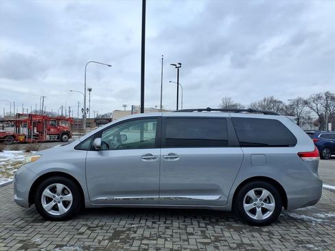 Used 2013 Toyota Sienna LE image 4