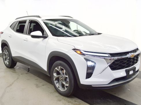 Used 2025 Chevrolet Trax LT w/ LT Convenience Package FWD image 2
