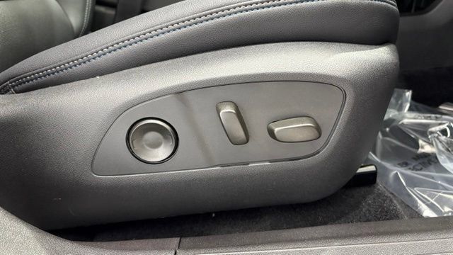 New 2026 Chevrolet Equinox EV LT w/ Convenience Package II AWD/4WD image 21