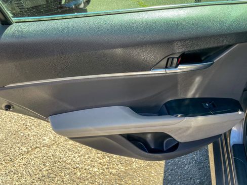 Used 2018 Toyota Camry LE image 17