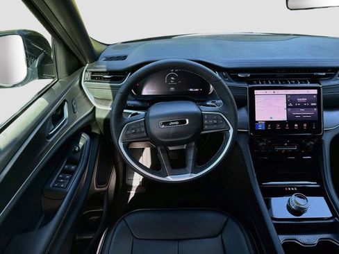 Used 2025 Jeep Grand Cherokee Limited RWD image 17