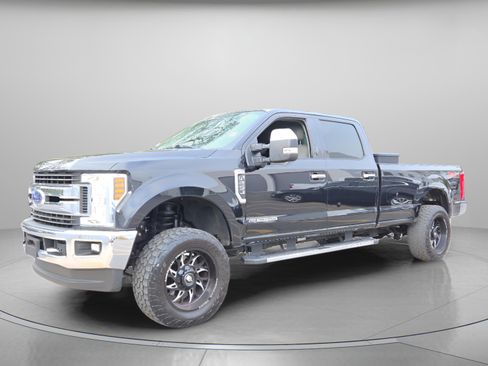 Used 2019 Ford F250 XLT w/ XLT Premium Package image 2