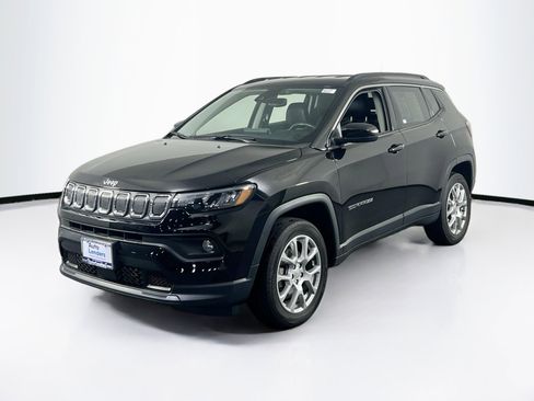 Used 2022 Jeep Compass Latitude image 1