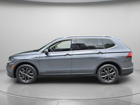 Used 2023 Volkswagen Tiguan SE w/ Panoramic Sunroof Package FWD image 2