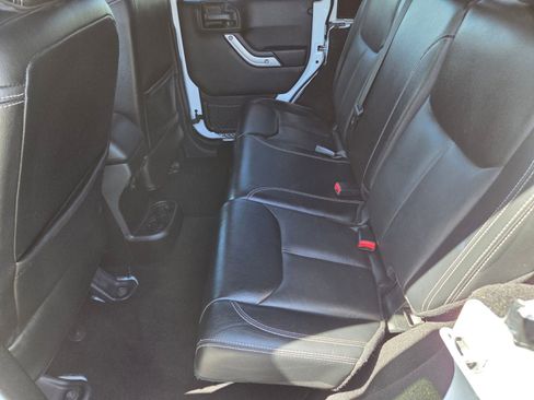 Used 2017 Jeep Wrangler Unlimited Sahara w/ Connectivity Group AWD/4WD image 18