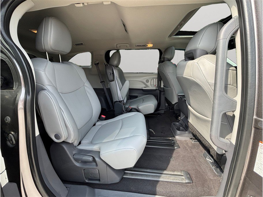 Used 2023 Toyota Sienna XLE FWD image 40