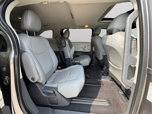 Used 2023 Toyota Sienna XLE FWD image 40