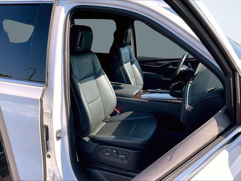 Used 2023 Cadillac Escalade Luxury AWD/4WD image 30