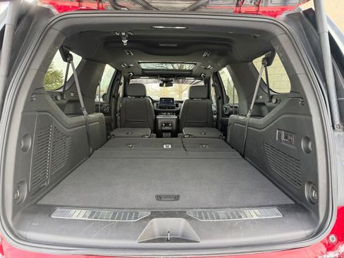 Used 2024 Chevrolet Suburban RST w/ Luxury Package image 13