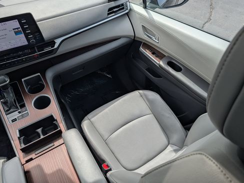 Used 2023 Toyota Sienna XLE image 11