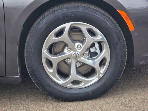 Used 2022 Chrysler Pacifica Limited image 32