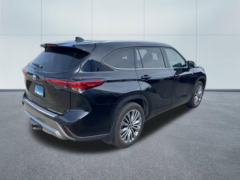 Used 2022 Toyota Highlander Platinum AWD/4WD image 3