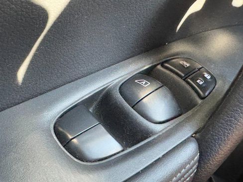 Used 2019 Nissan Rogue SV image 22