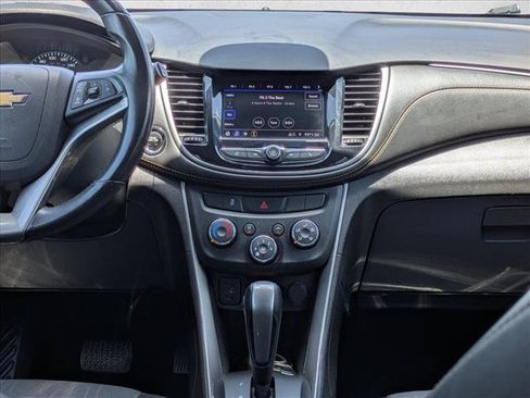 Used 2020 Chevrolet Trax LT w/ LT Convenience Package FWD image 16