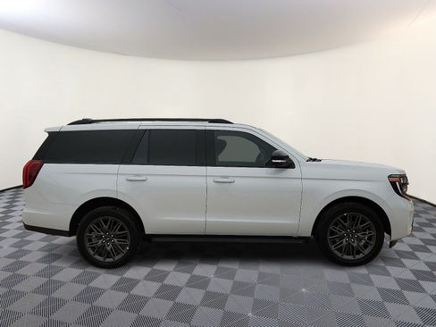 Used 2026 Ford Expedition Platinum w/ Stealth Appearance Package AWD/4WD image 5