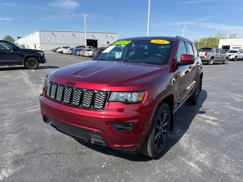 Used 2021 Jeep Grand Cherokee Laredo X AWD/4WD image 2