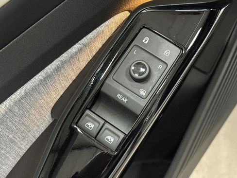 Used 2023 Volkswagen ID.4 Pro image 26