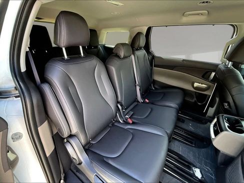 New 2026 Kia Carnival EX FWD image 8