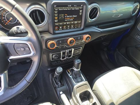 Used 2018 Jeep Wrangler Unlimited Sahara AWD/4WD image 31