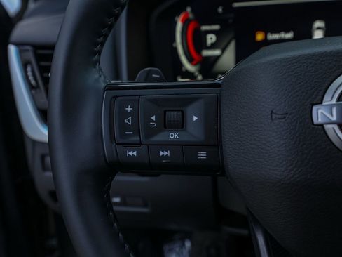 Used 2025 Nissan Rogue SL FWD image 26