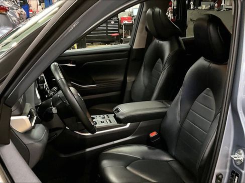 Used 2023 Toyota Highlander XLE image 9