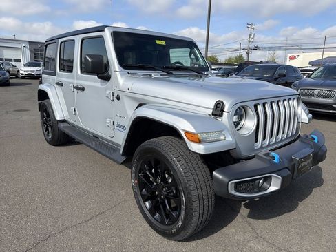 Used 2023 Jeep Wrangler Unlimited Sahara w/ Cold Weather Group AWD/4WD image 8