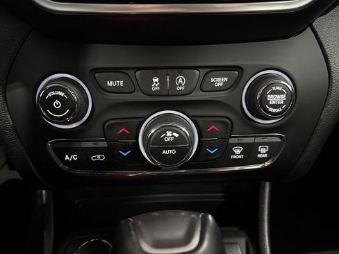 Used 2020 Jeep Cherokee Limited w/ Technology Group image 16